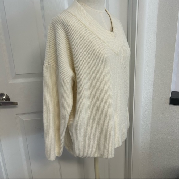 Zara cream v-neck sweater‎ womens size medium. - Picture 2 of 4